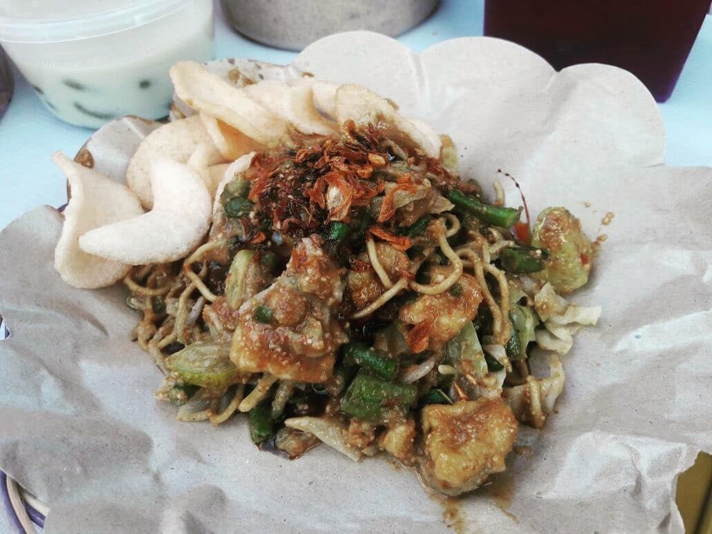 Bahan-bahan Gado-Gado: sayuran segar, kacang tanah, tahu, tempe
